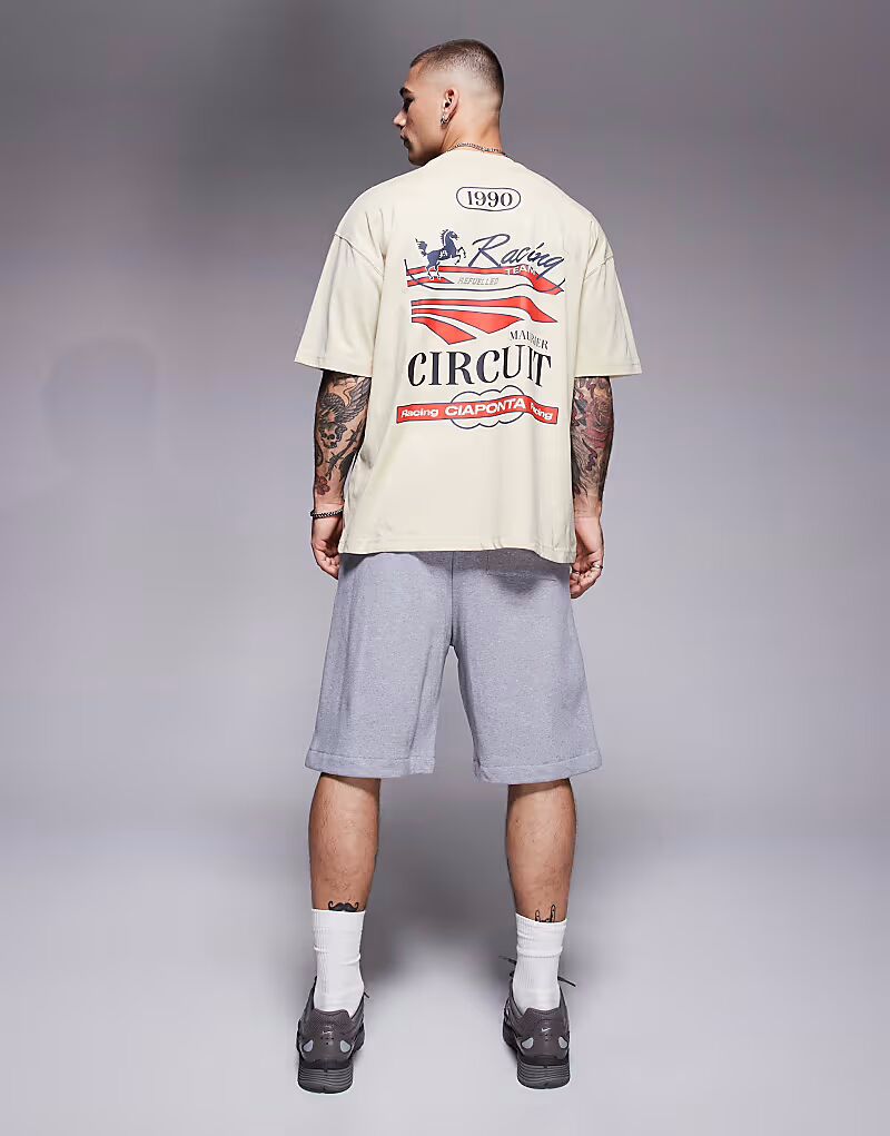 

Футболка свободного кроя ASOS DESIGN бежевого цвета с гоночной графикой