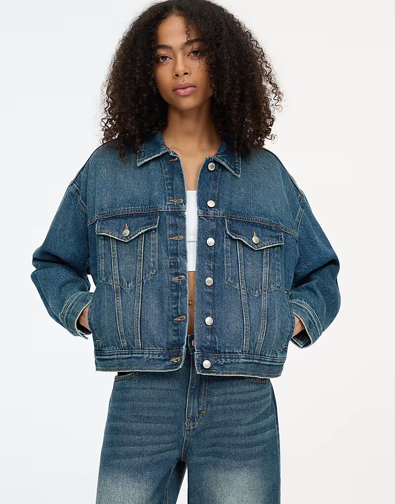 

Pull&Bear - свободная джинсовая куртка свободного кроя синего цвета