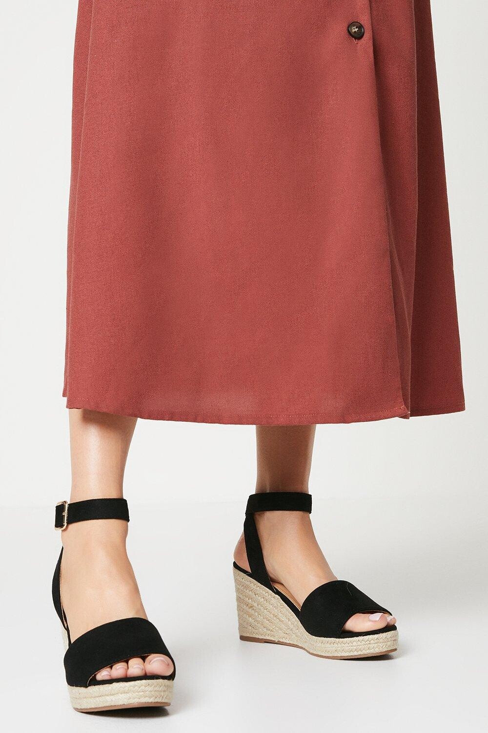

Широкие туфли на танкетке Rebekah с открытым носком Dorothy Perkins, черный
