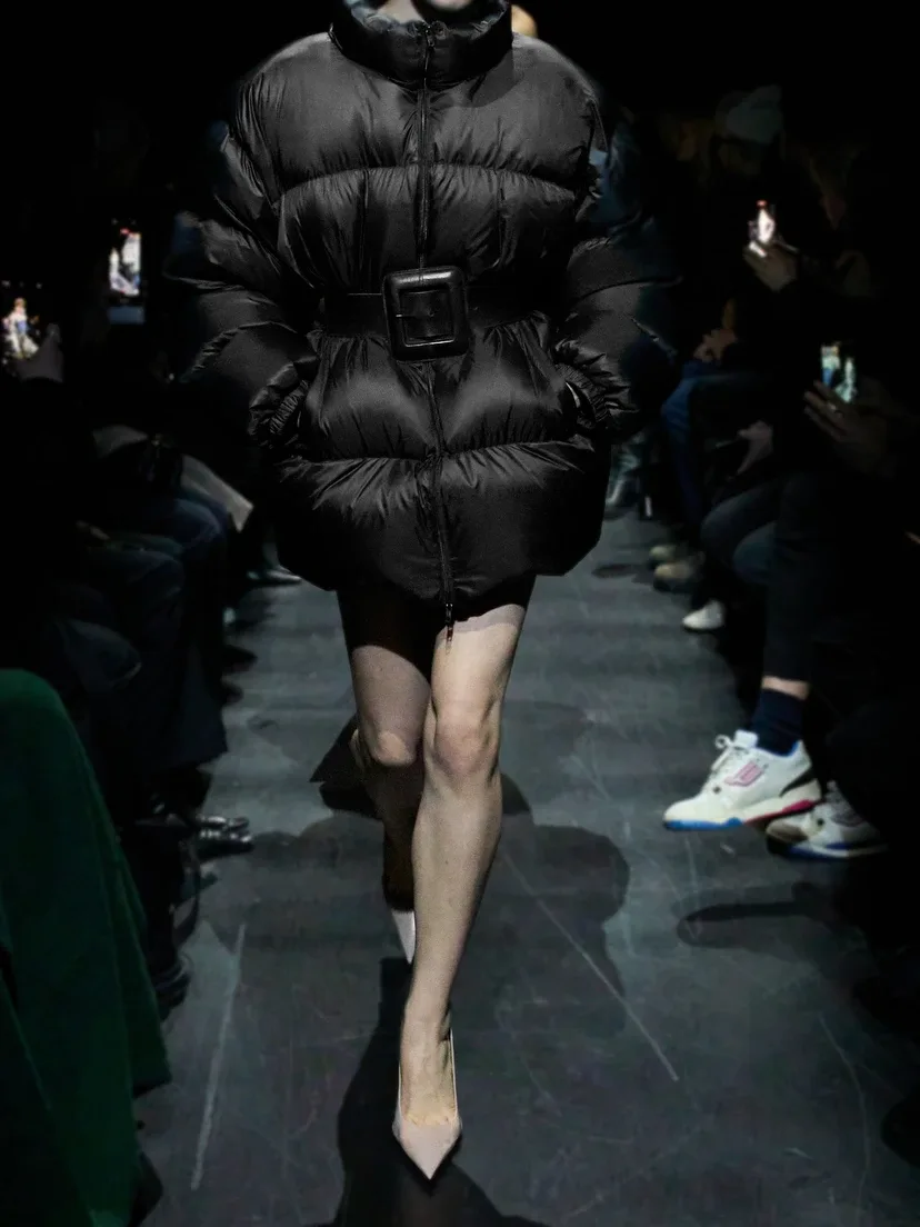 Стеганая пуховая куртка из нейлона с поясом Hourglass BALENCIAGA, черный — фото 4