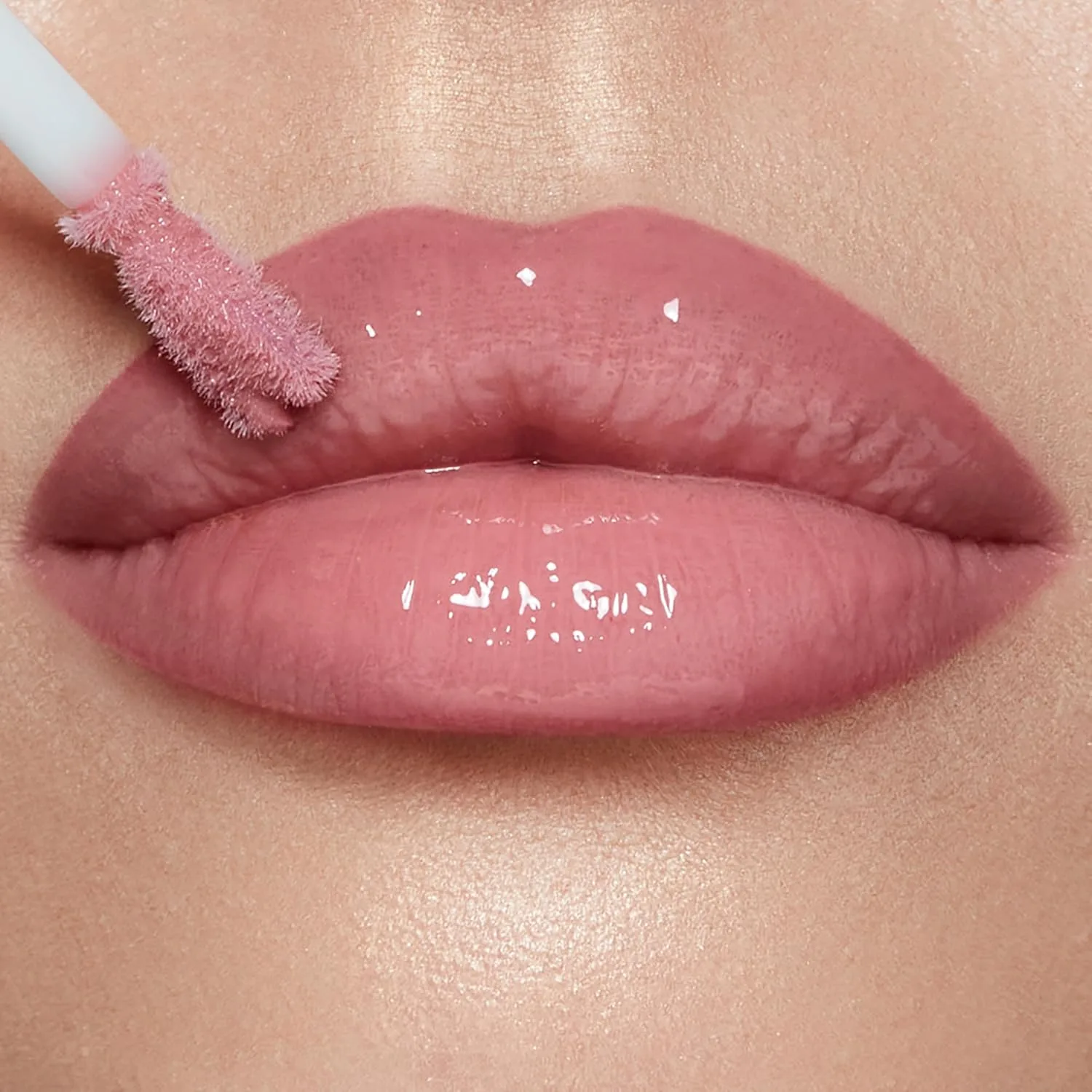 Charlotte Tilbury Collagen Lip Bath - Блеск для губ, придающий им объем и сияние - Формула с ухаживающими компонентами для увлажнения и питания губ, Pillow Talk Fair - cool nude pink — фото 4