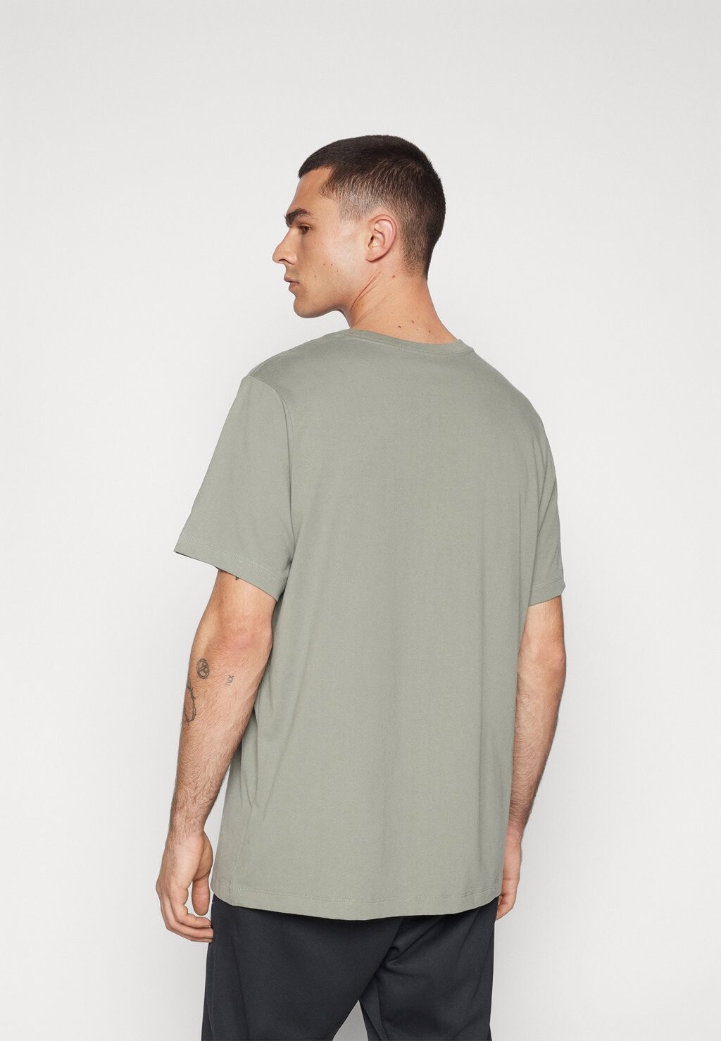 

Спортивная футболка TEE CREW SOLID Nike, хаки