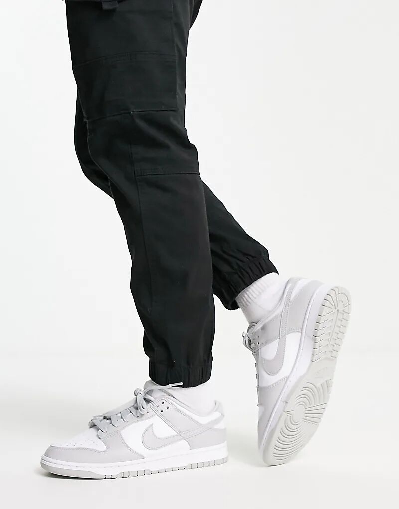 

Кроссовки Dunk Low в стиле ретро белого и серого цветов Nike