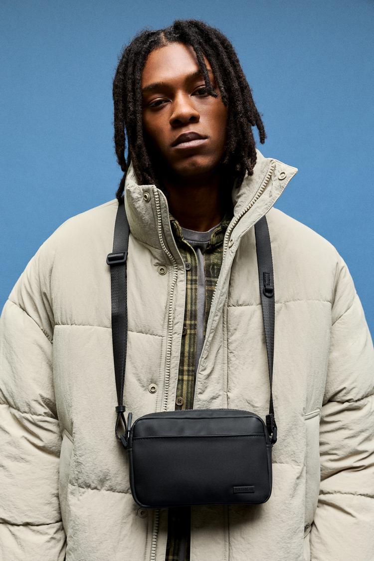 

Прорезиненная сумка через плечо Pull And Bear, черный