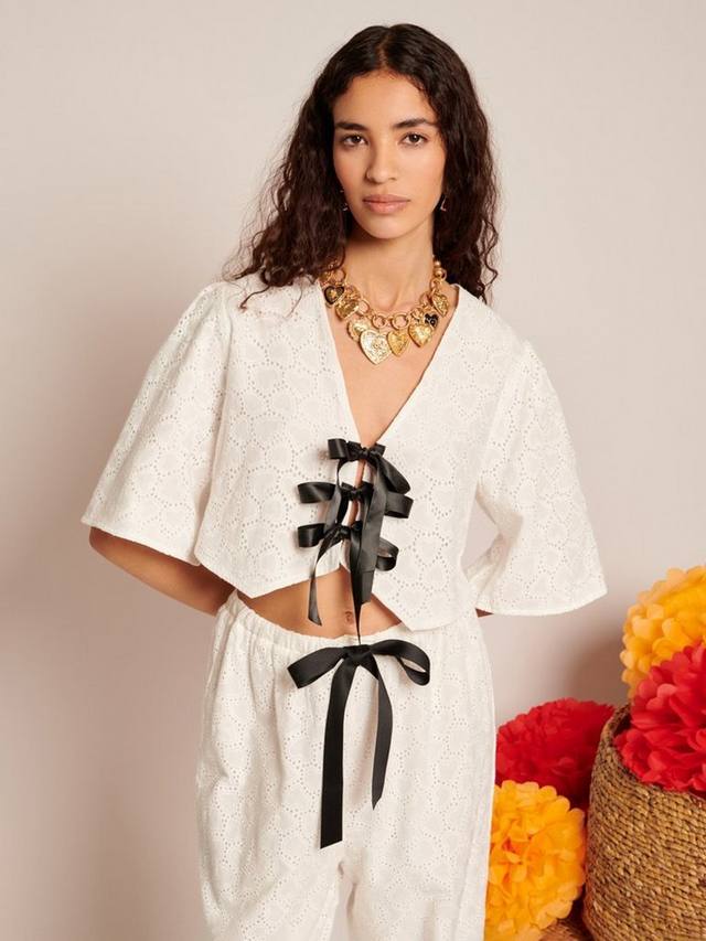 

Топ с коротким рукавом и вышивкой в виде сердца с бантиком Sister Jane, White