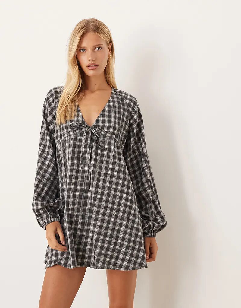 

Мини-платье ASOS DESIGN с V-образным вырезом, завязками на груди и объемными рукавами в серую клетку