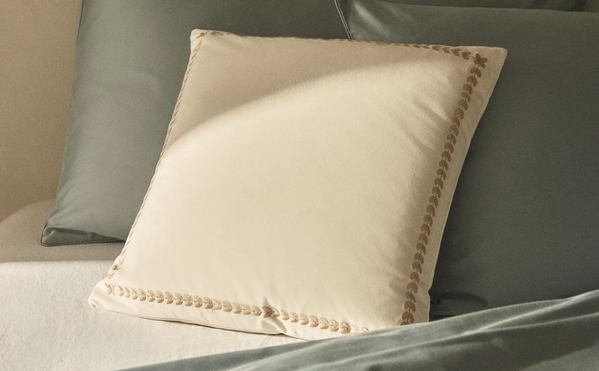 

Чехол для подушки с бордюром Zara Home, цвет Oyster White