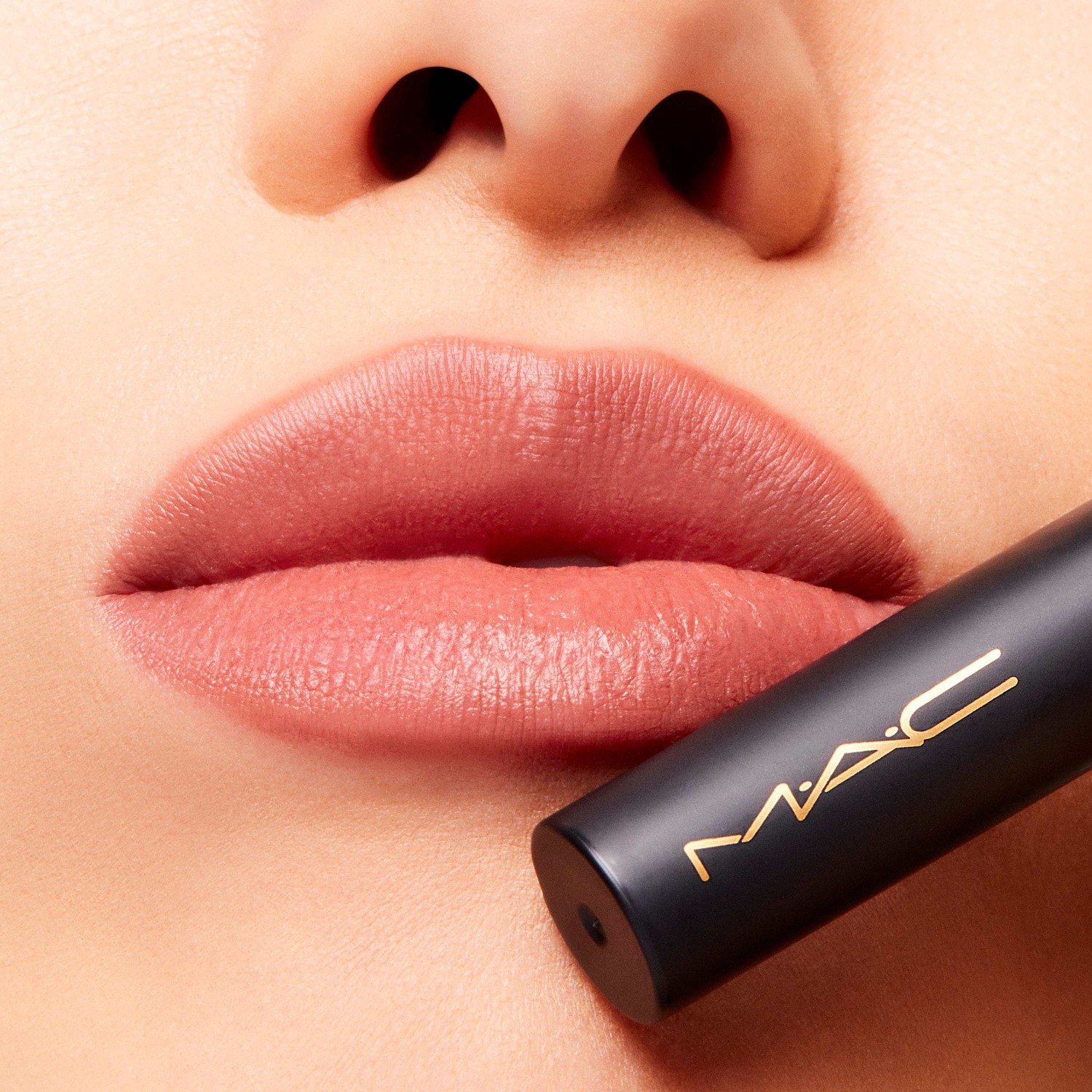 Помада для губ powder kiss velvet blur slim stick Mac, over the taupe, вес 2.3 гр. — фото 4