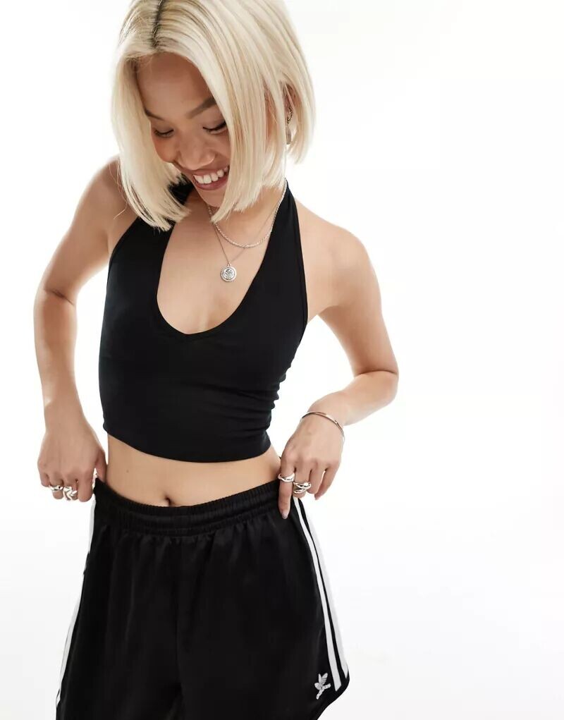 

Черный укороченный топ с бретельками ASOS