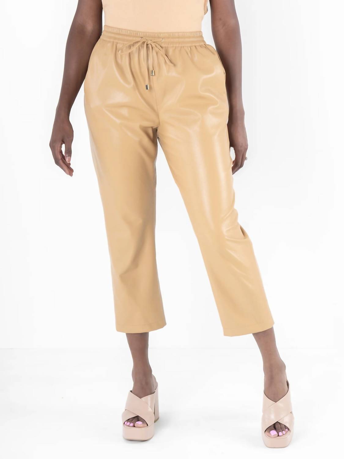 

Joy Faux Leather Джоггеры Pants In Lark Beige Emily McCarthy