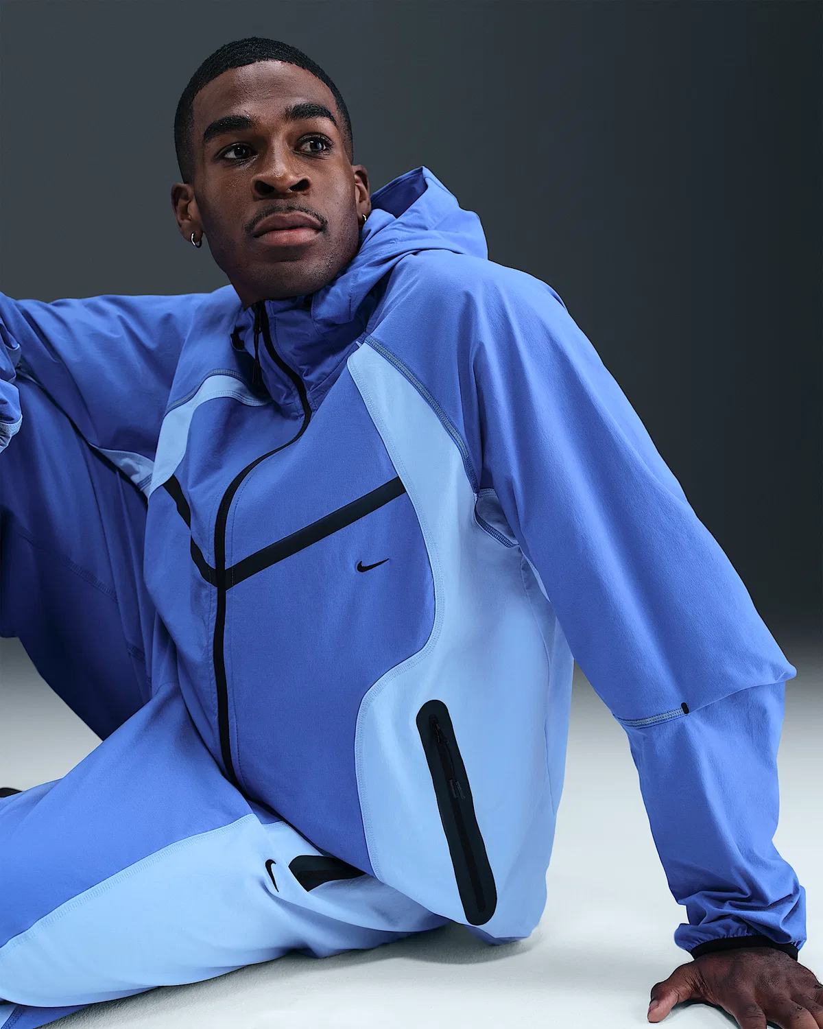 Мужская ветровка Nike Tech Dri-FIT Woven Color-Block Windrunner Loose Jacket, Comet Blue/Aluminum/Black — фото 3