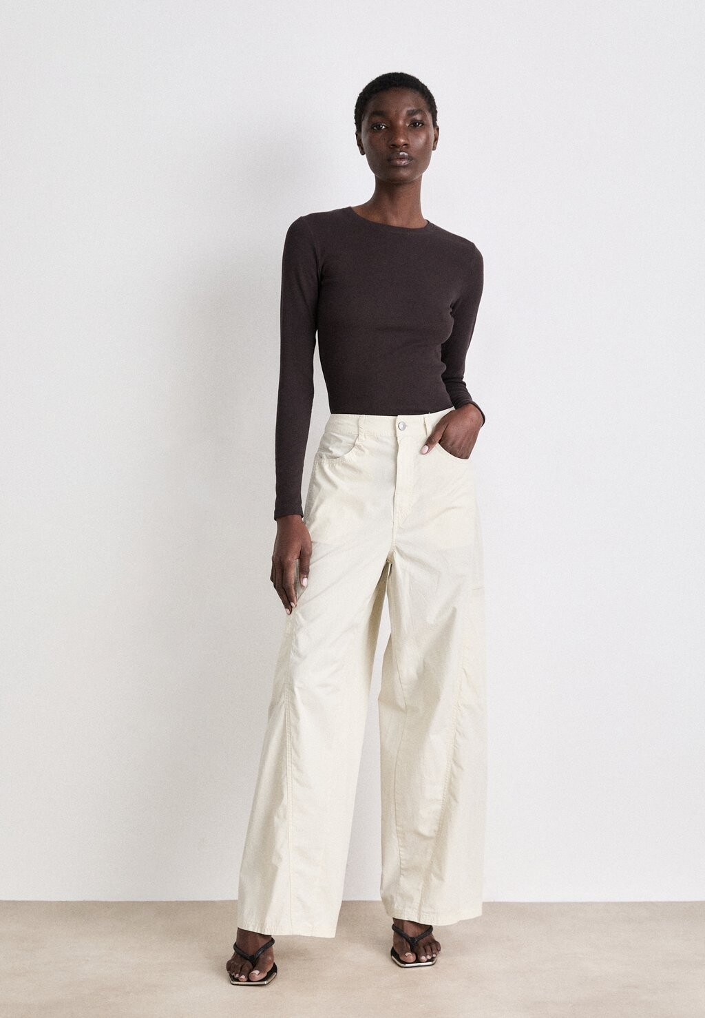 

Брюки HIGH RISE CLEAN CARGO PANT WITH WRAPPED FRONT SEAM DKNY, цвет City Khaki