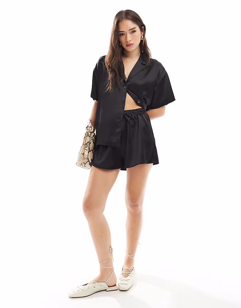 

Шорты из атласа ASOS DESIGN черного цвета