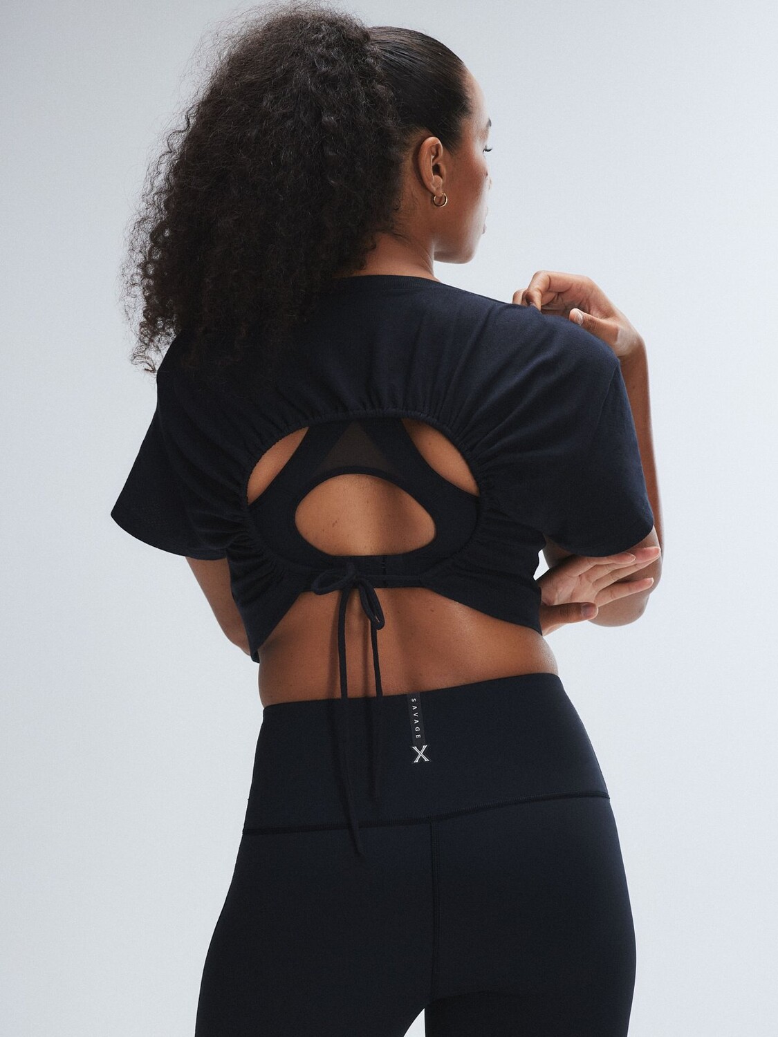 

Укороченная футболка Savage X Fenty Flex On U Cinch-Back, цвет Black Caviar