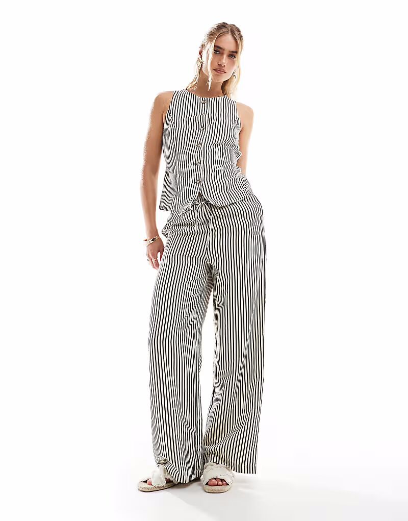 

Широкие брюки в полоску черного цвета New Look