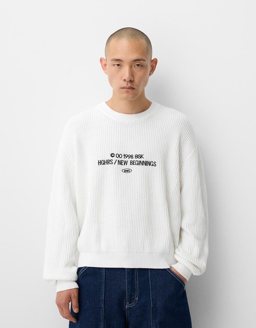 

Вышитый ребристый свитер Bershka, белый