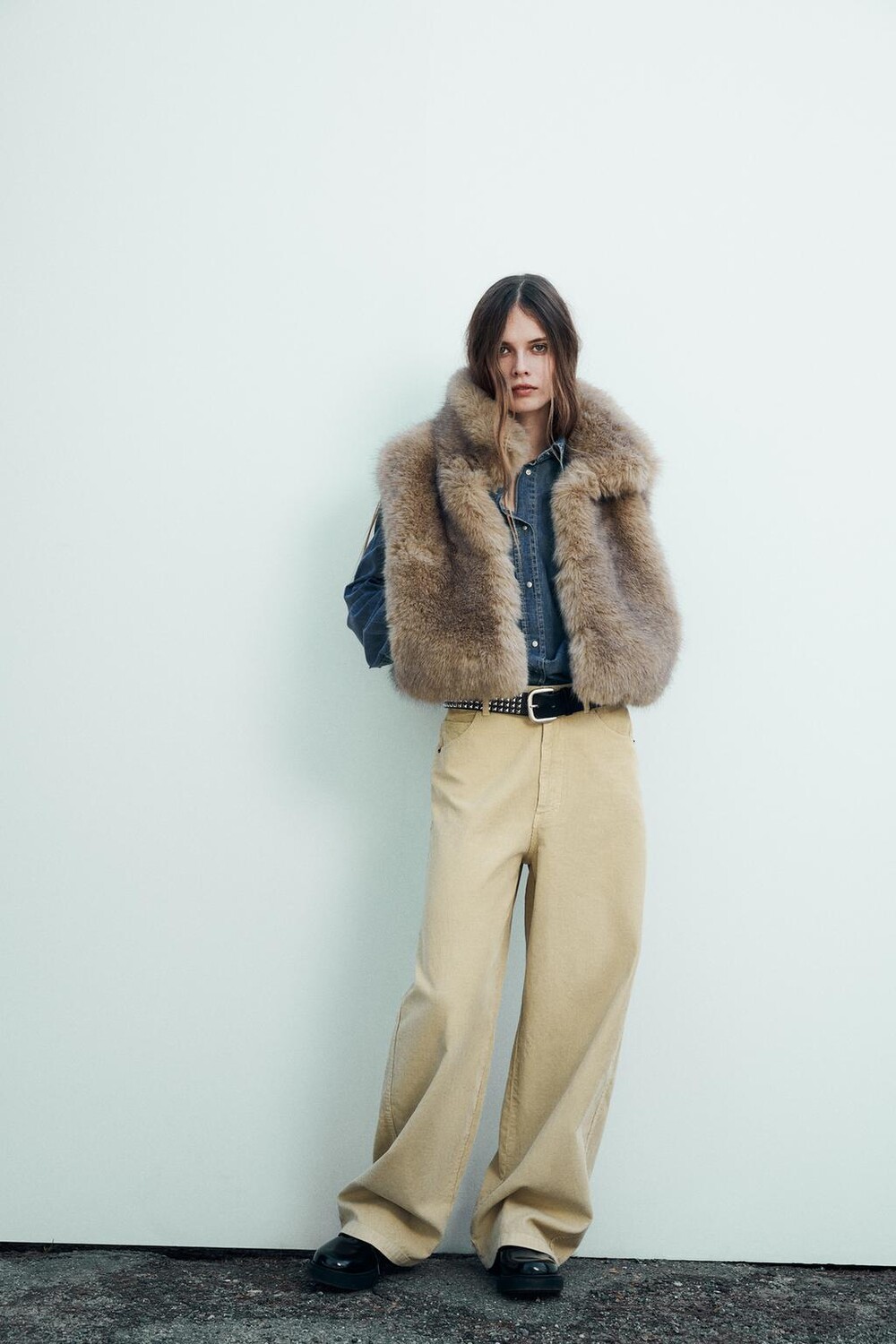 

Свободные вельветовые брюки oversize со средней талией ZARA, цвет vanilla