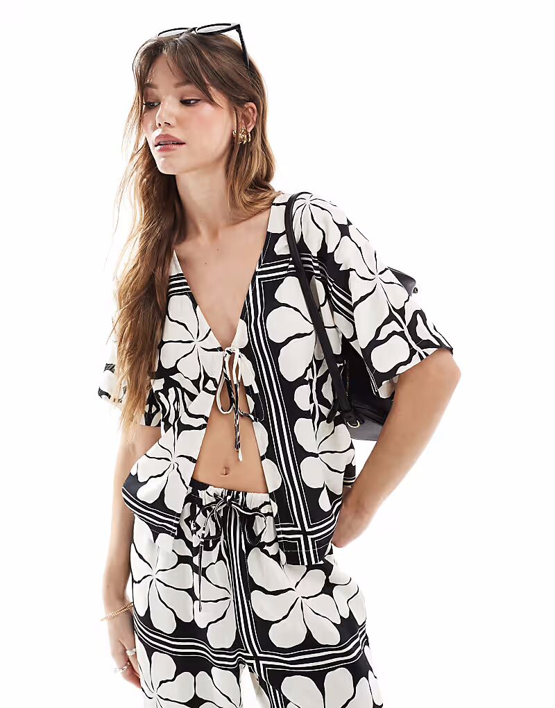 

Пляжная рубашка из льняной смеси с завязкой спереди и V-образным вырезом, с черно-белым цветочным принтом 4Th & Reckless