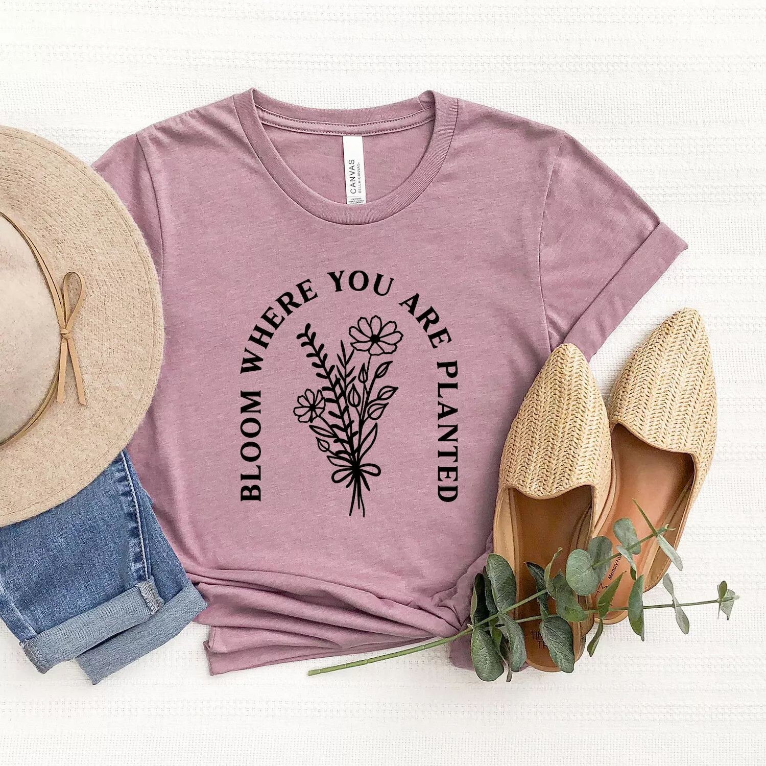 

Футболка с короткими рукавами и рисунком Bloom Where You Are Planted Flowers Simply Sage Market
