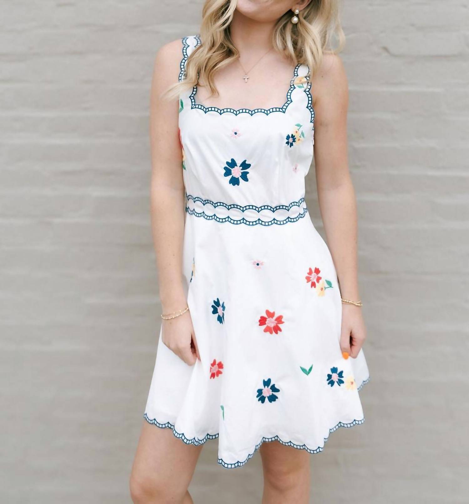 

Вышитое платье с квадратным вырезом в темно-синем цвете MABLE