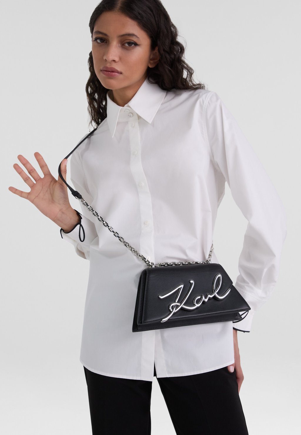 

Сумка через плечо SIGNATURE STRAP KARL LAGERFELD, черный