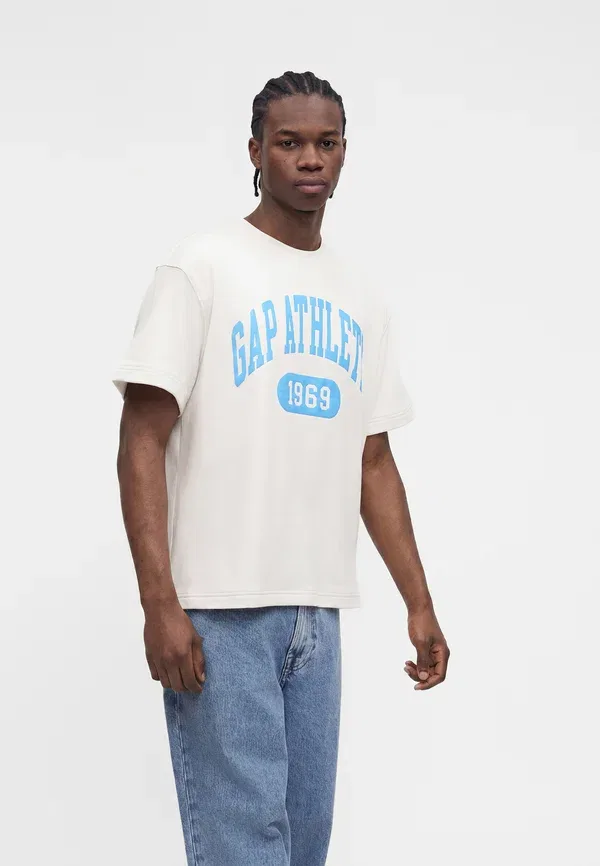 Футболка Athletic logo crew print t-shirt Gap, цвет карлс стоун — фото 4