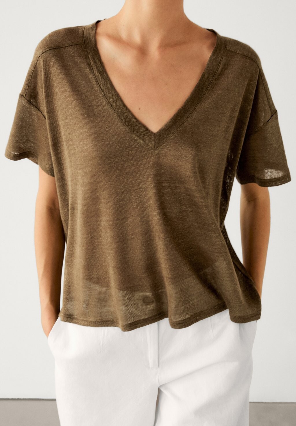 

Базовая футболка V-NECK Massimo Dutti, коричневый