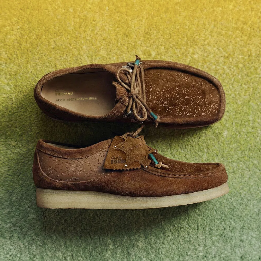 Мужские ботинки Wallabee с вышивкой цвета тан от Clarks Originals