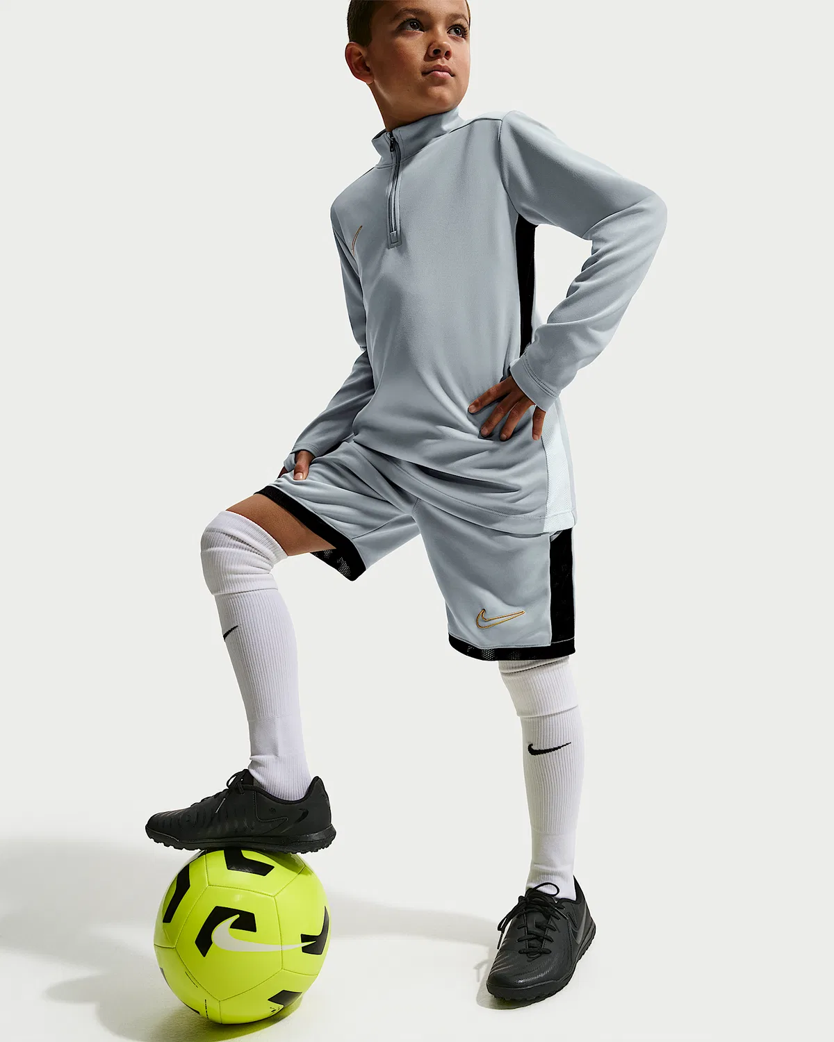 Детские футбольные шорты Nike Academy Dri-FIT, Light Smoke Grey/White/Black/Metallic Gold — фото 4