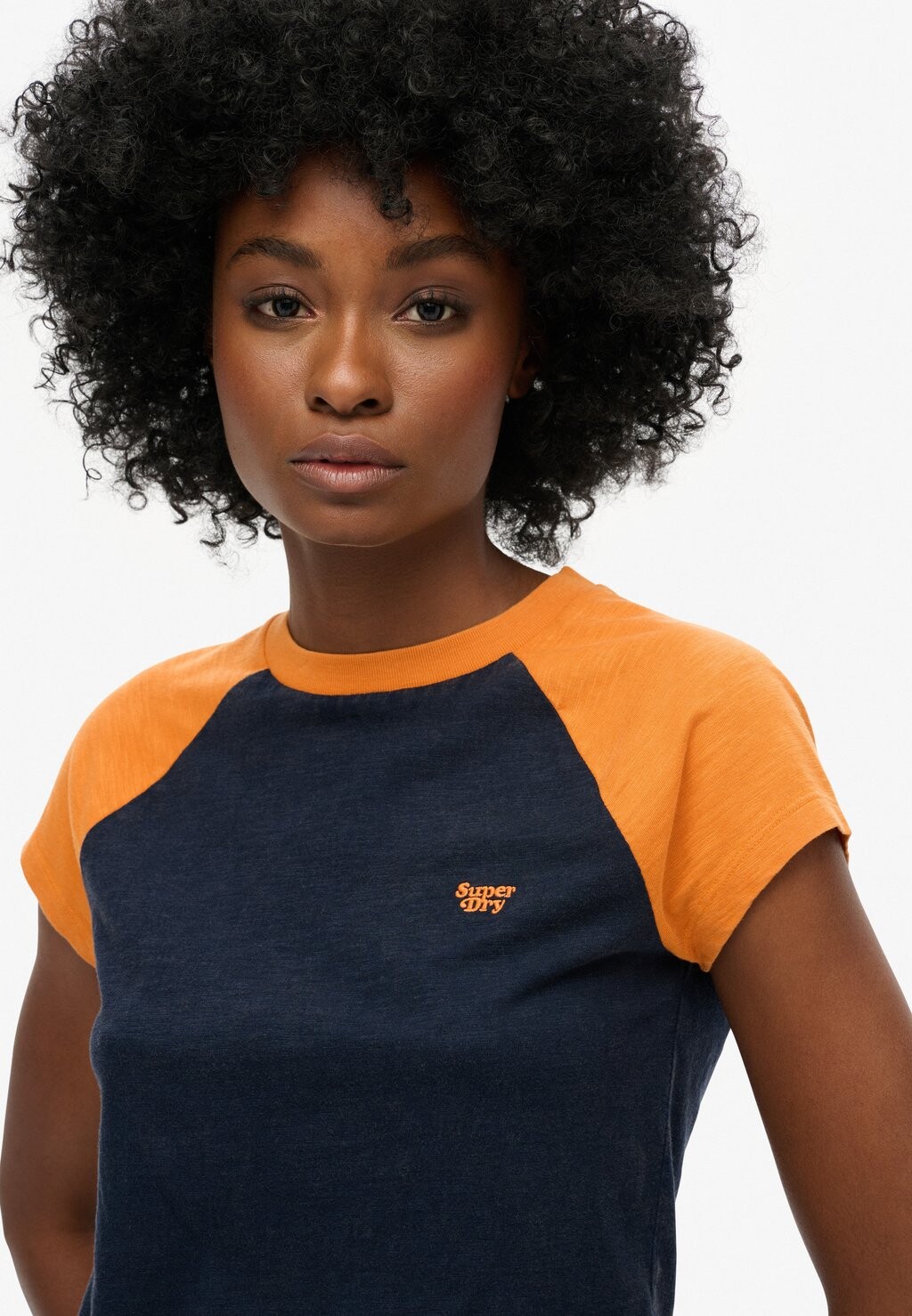 

Футболка с принтом ESSENTIAL LOGO RAGLAN Superdry, золотой
