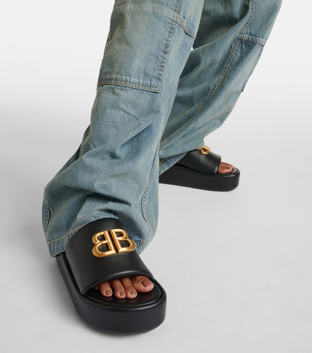 Rise BB кожаные платформенные шлепанцы Balenciaga, Black/Gold — фото 4