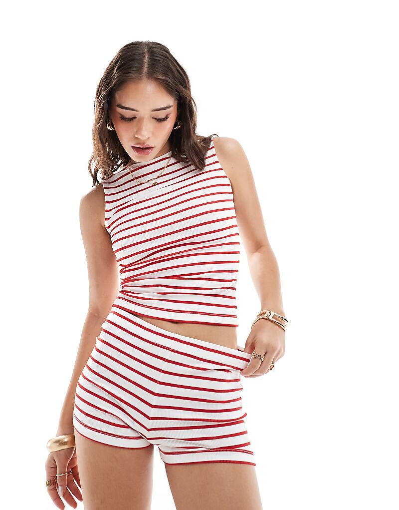 

Красные полосатые микрошорты ASOS DESIGN — часть комплекта