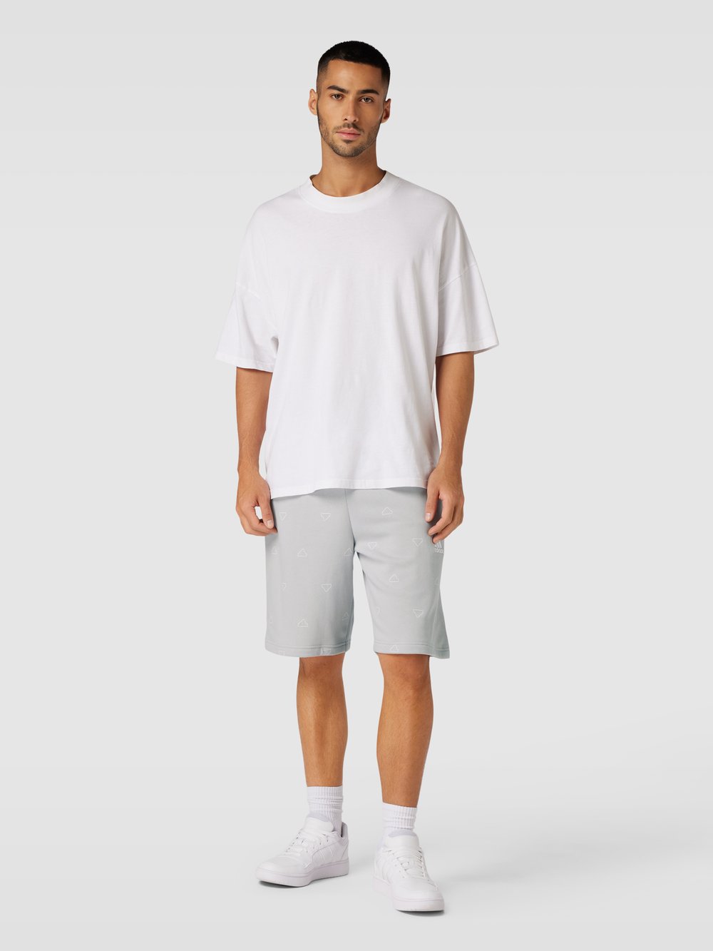 

Шорты с принтом этикеток по всей поверхности ADIDAS SPORTSWEAR, светло-серый