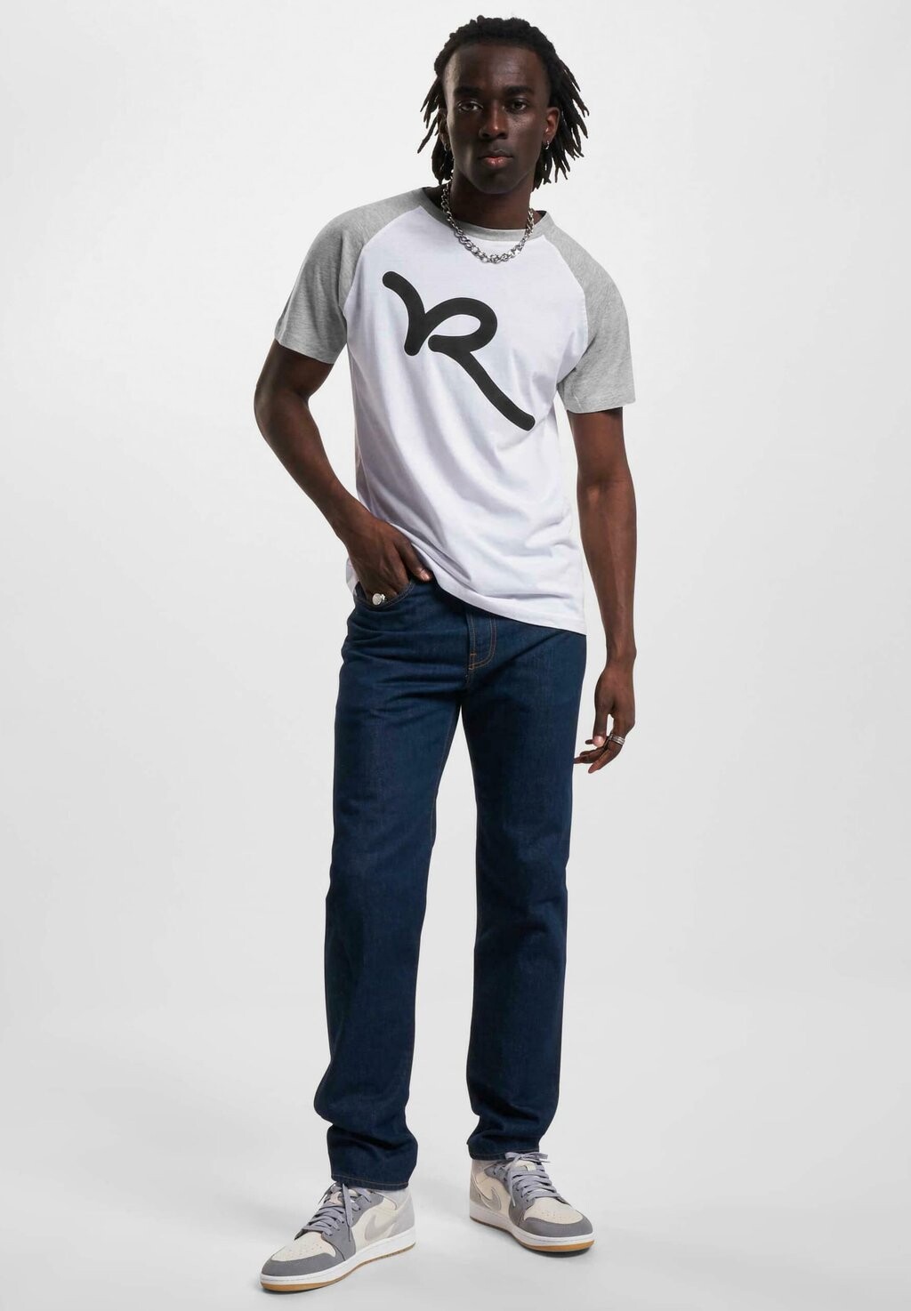 

Футболка с принтом Rocawear, серый