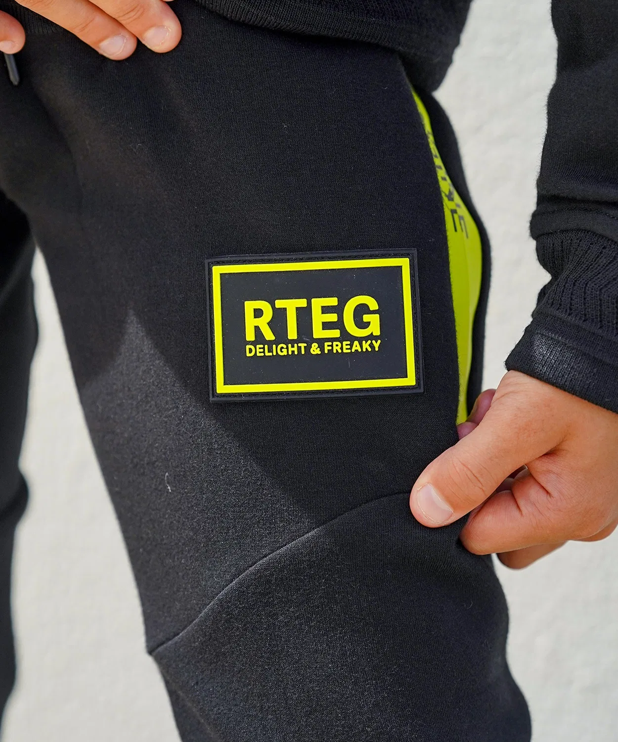 Спортивные штаны RTEG Neon&E ZIP SWPT Kids чёрные — фото 4