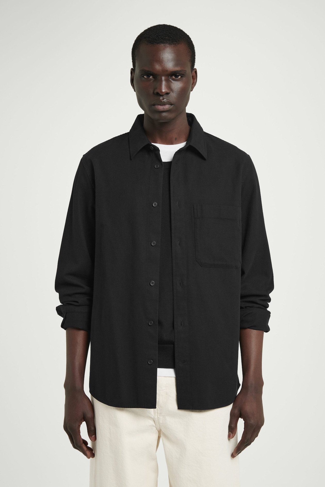 

Рубашка из матовой ткани-relaxed fit COS, черный
