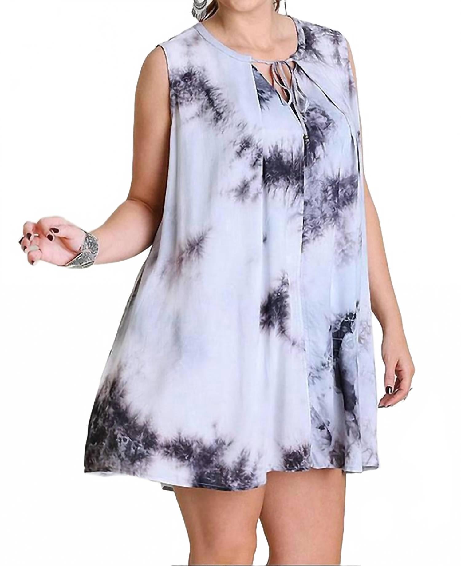 

Тай-дай платье без рукавов с вырезом-замочком - плюс в сером цвете Umgee, серый