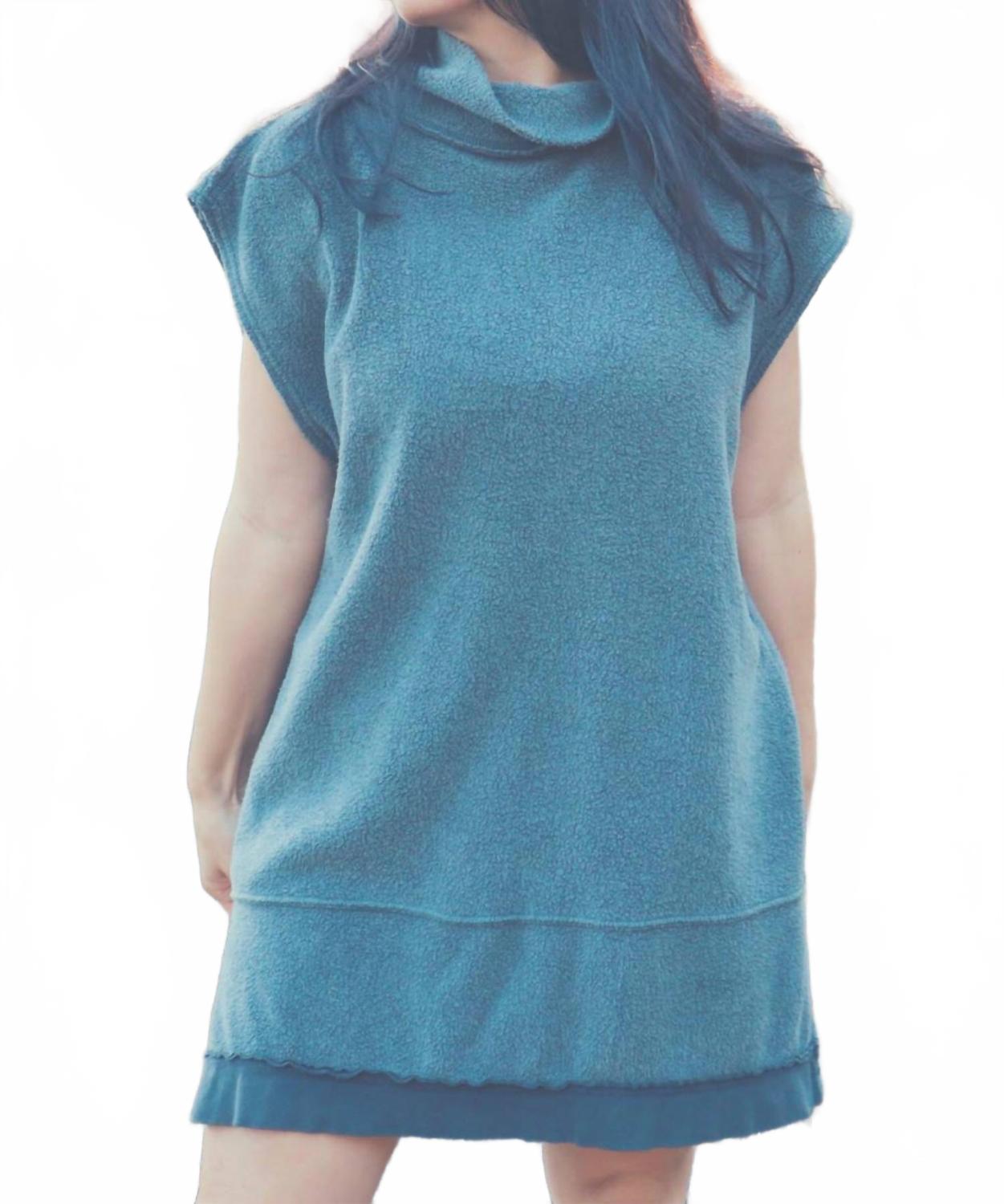 

Реверсивное плюшевое платье черное People of Leisure