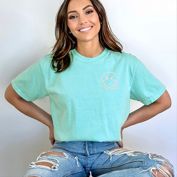 

Футболка SWSmiley с вышивкой смайлика Simply Sage Market, Chalky Mint