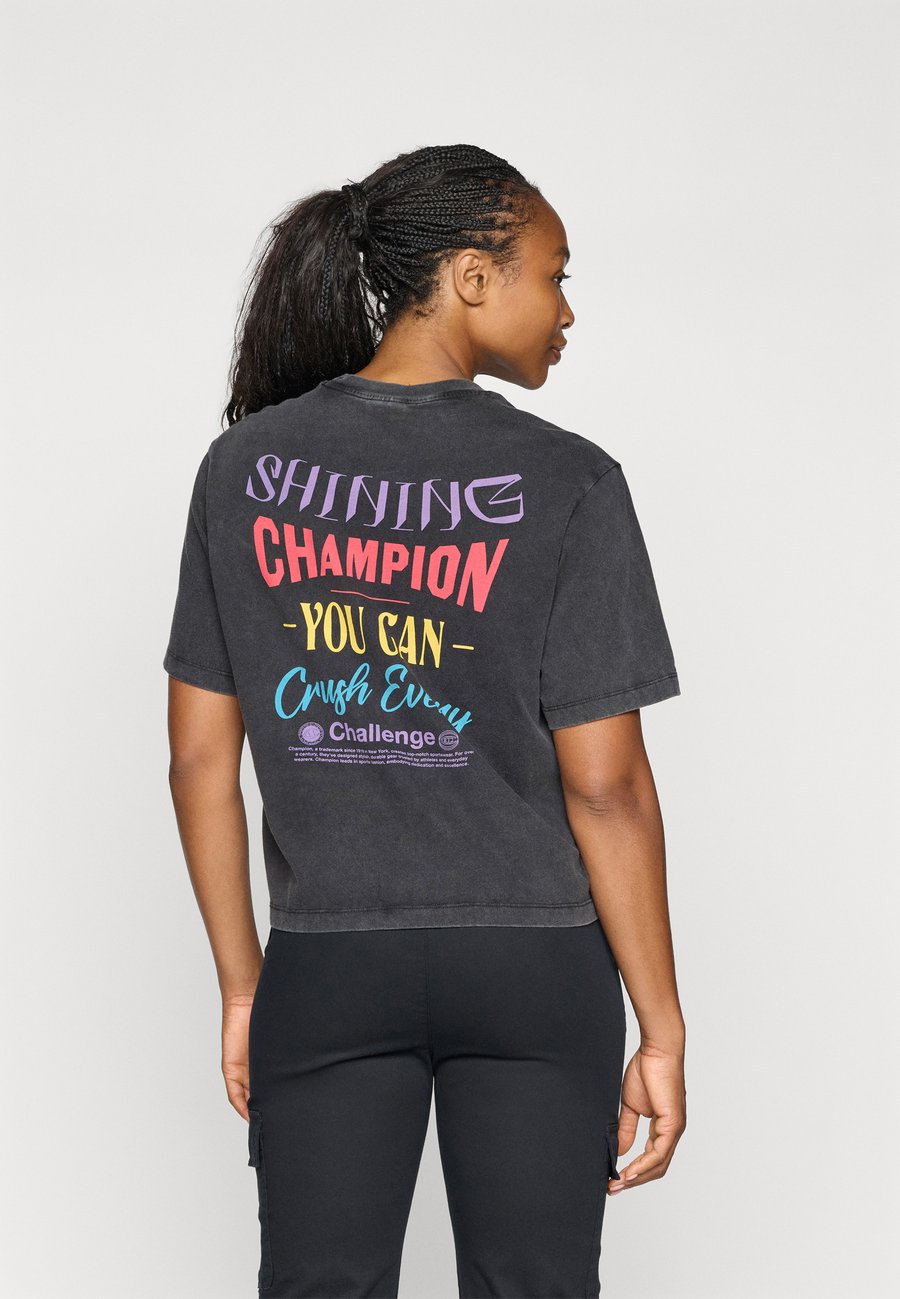 

Футболка Champion CREWNECK GRAPHICS, Black/Multi-Coloured/Black