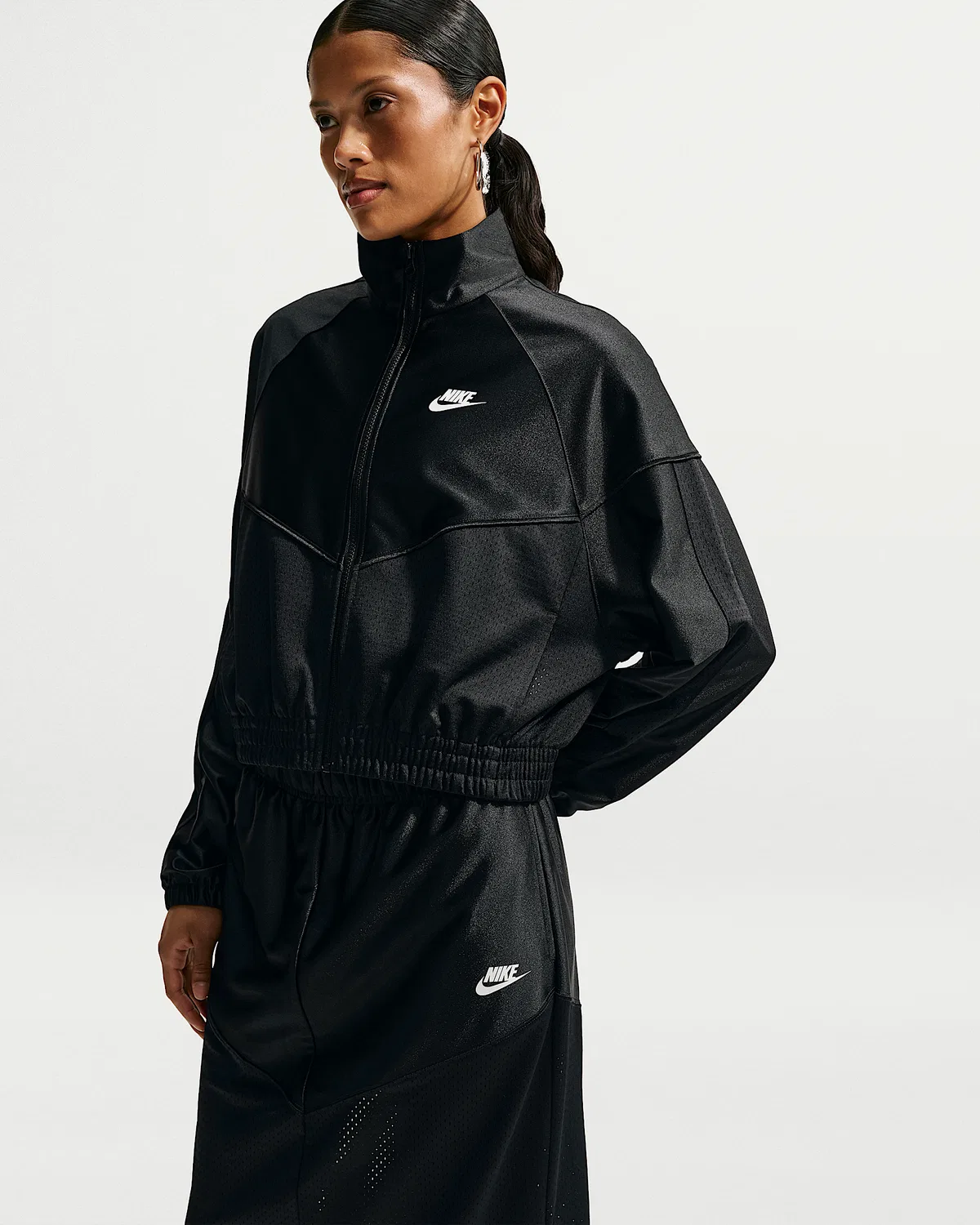Женская оверсайз куртка Windrunner Nike Sportswear, Black/Sail — фото 3