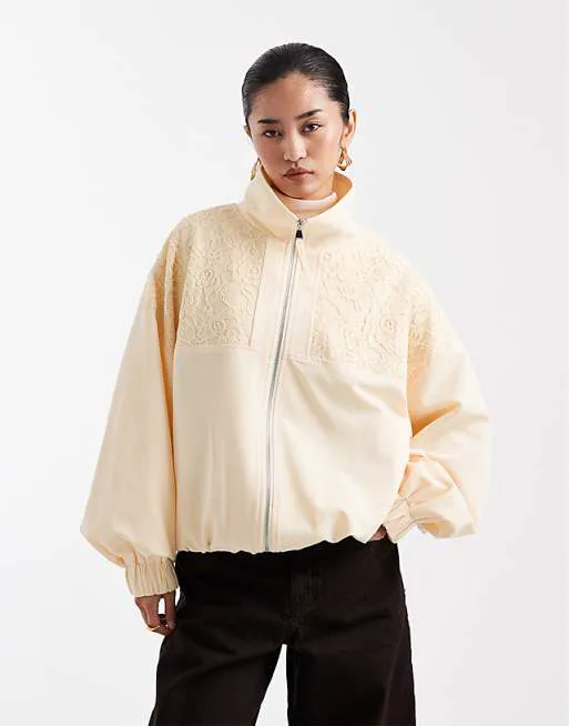 

Темно-синяя спортивная куртка с кружевными вставками и воротником-воронкой Miss Selfridge