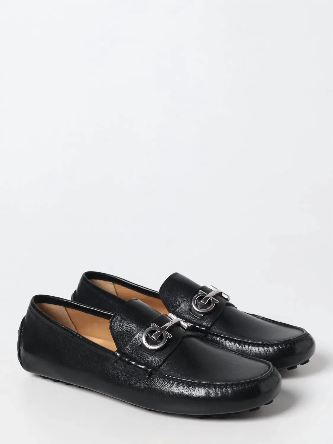 Salvatore Ferragamo Мужские лоферы Gancini Ornament Driver черного цвета — фото 2