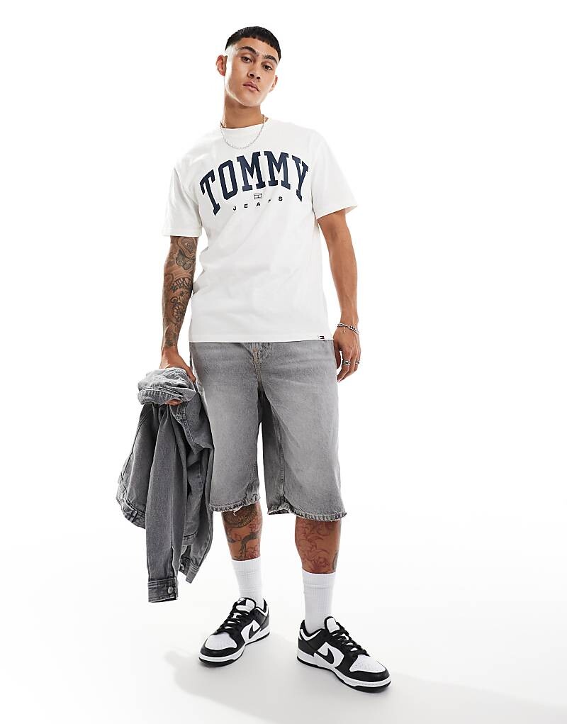

Футболка Tommy Jeans кремового цвета с логотипом колледжа