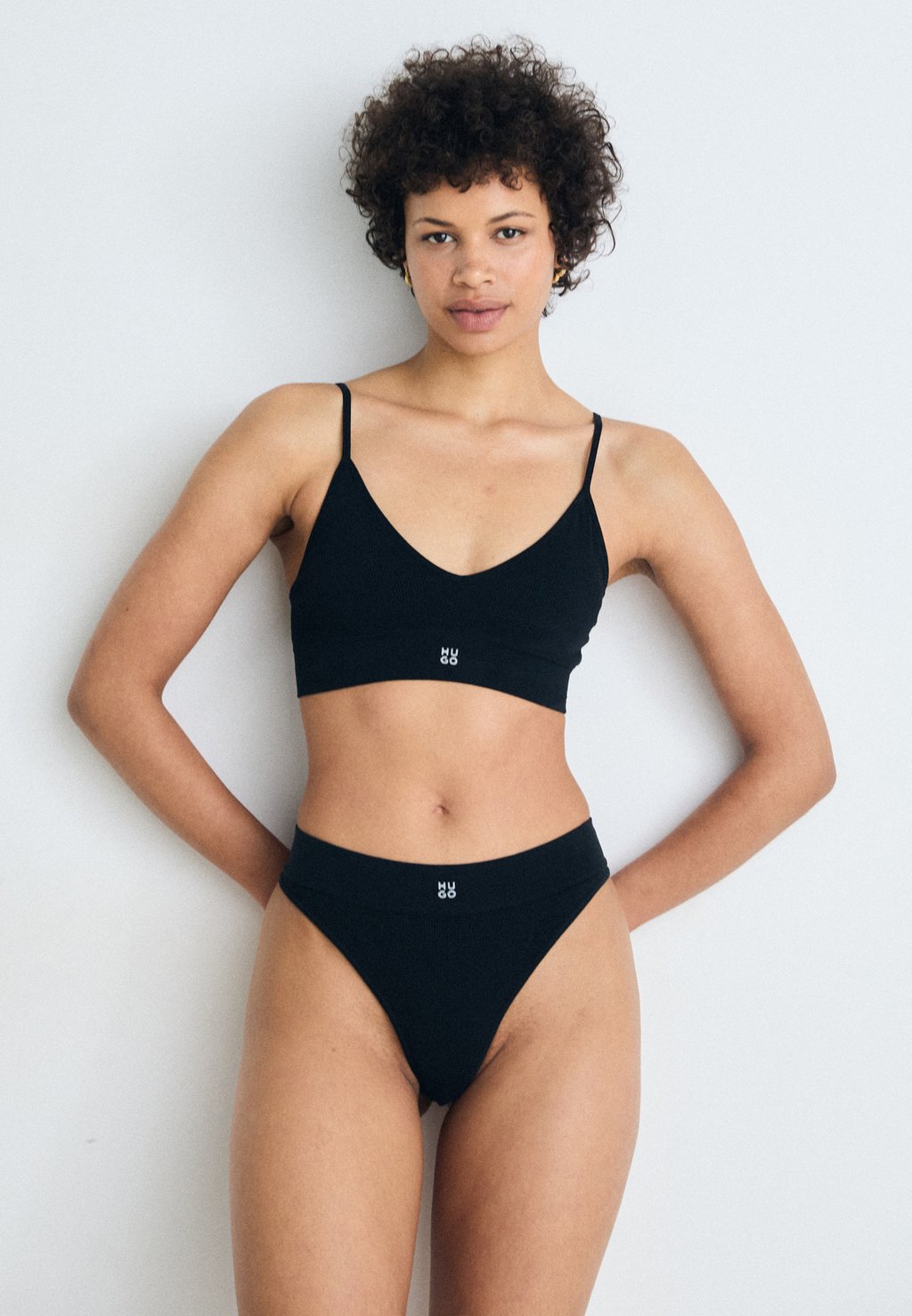 

Треугольный бюстгальтер BRALETTE SEAMLESS HUGO, черный