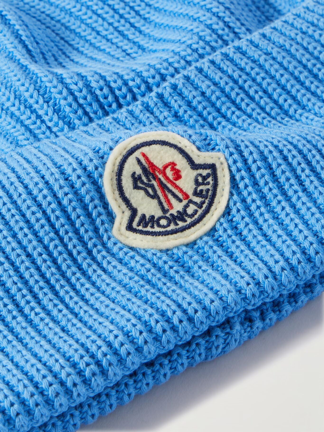 

Хлопковая шапка-бини в рубчик с аппликацией логотипа MONCLER, светло-голубой