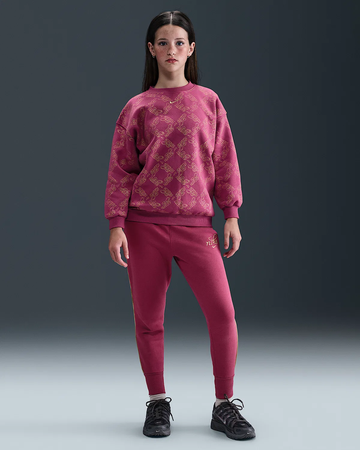 Детская (для девочек) оверсайз принтованная толстовка Nike Sportswear Club Fleece, Sweet Beet/Metallic Gold — фото 4