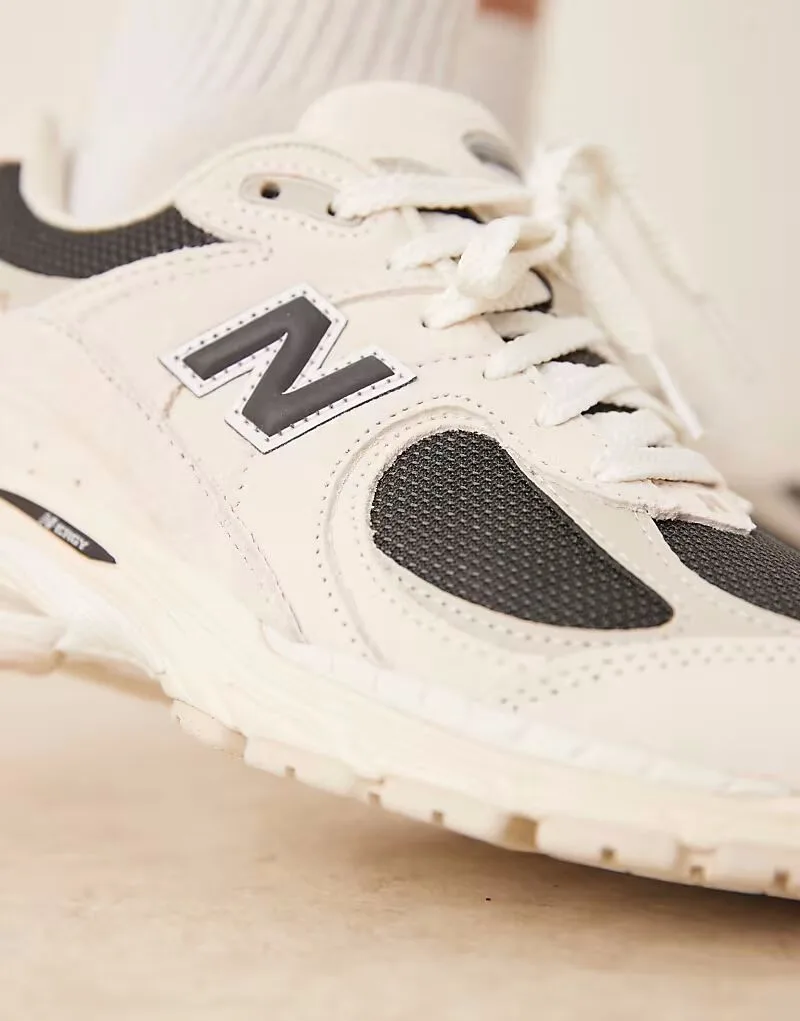 Кроссовки New Balance 2002 бежевого и черного цвета — фото 4