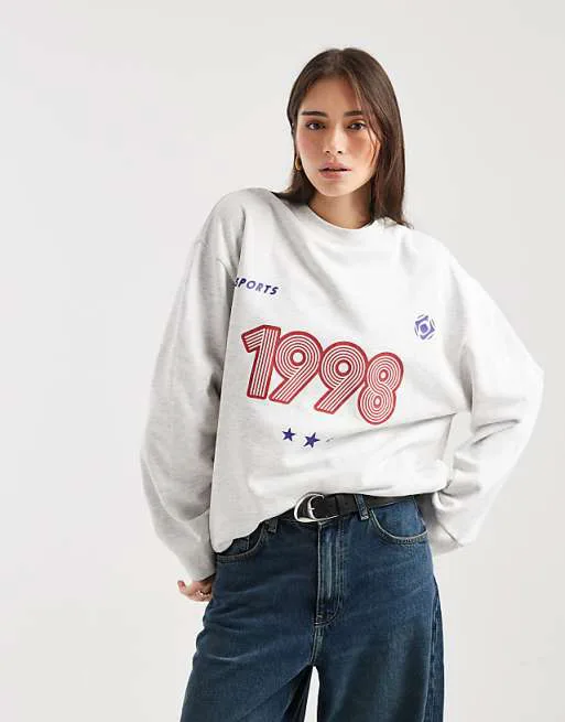 

Объемный свитшот со спортивным рисунком 1998 года ASOS DESIGN