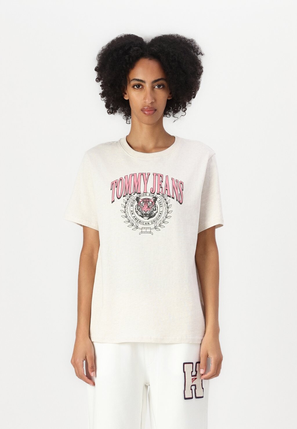 

Футболка с принтом TIGER VARSITY TEE Tommy Jeans, бежевый